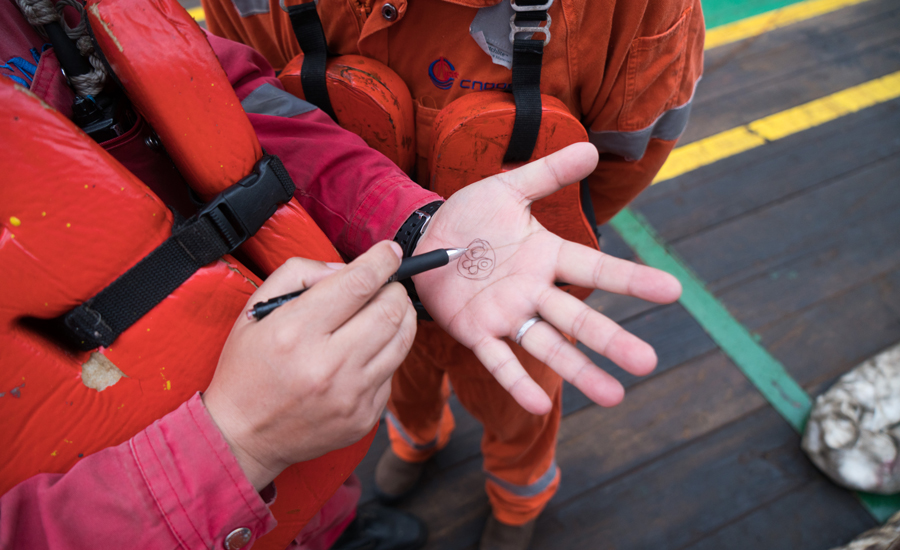 潛水員通過一根臍帶纜供氧并傳回視頻、通訊信號，在船上人員的指揮下完成支持作業。（作者：李彥昭）