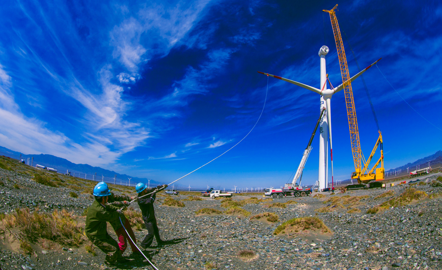 中國華電新疆發電有限公司新能源分公司的工作人員用他們的力量，撐起頭上一方藍天。（作者：劉生輝）