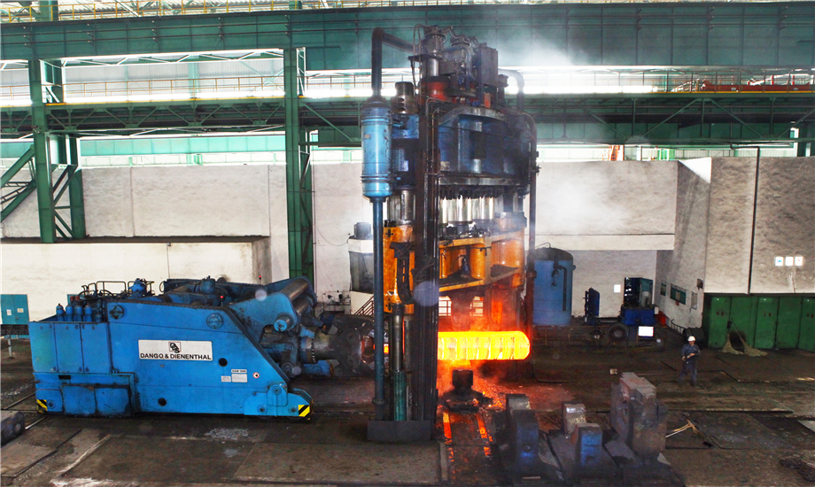 2008年10月26日，攀長特災后重建新項目大型工模具鋼鍛造生產線項目通過國家發改委審批，圖為該生產線項目50MN快鍛機組開始熱調試生產。