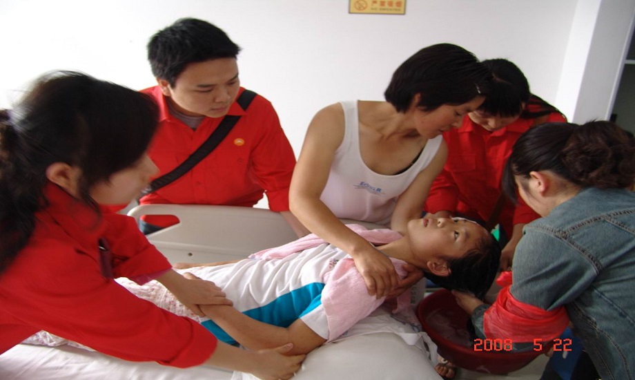 在石油職工醫院，死里逃生的羅志美第一次洗頭。