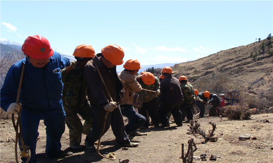 坡陡路險，有些設備無法用車輛運送，突擊隊員們手挑肩扛把設備運上山。