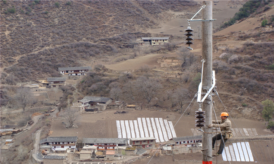 爬桿輸線高空作業。