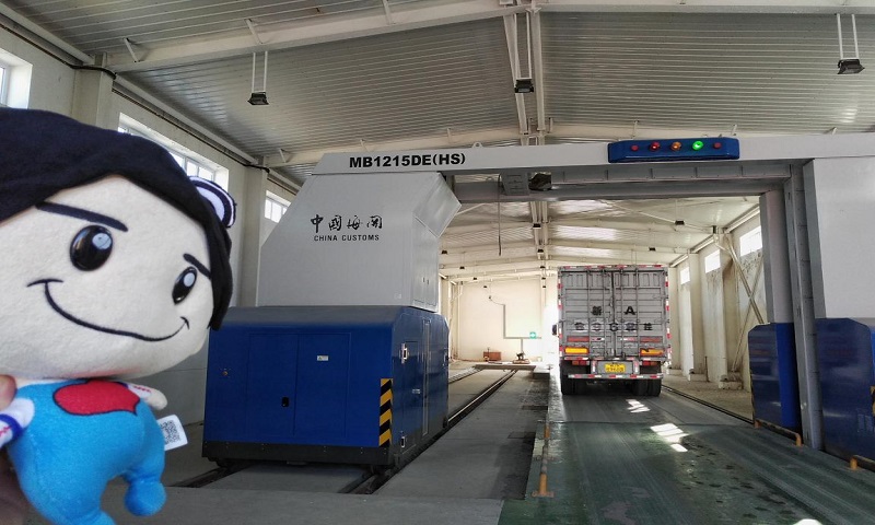 阿拉山口和霍爾果斯是新亞歐大陸橋中國段的西橋頭堡，是中國與哈薩克斯坦的邊境口岸，也是中歐班列、貨車進出境的必經口岸。同方威視技術股份有限公司生產的車載式檢查設備作為協助海關守護國門的“衛士”，讓貨物進出國境更加安全和便捷。圖為阿拉山口海關檢測貨車貨物的設備。（國資委免费菠萝视频app下载 雷玉川攝）